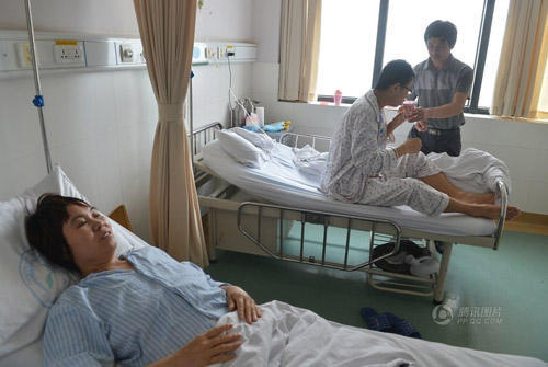 5月7日,在郑州人民医院,手术后的母亲潘大想(左)与儿子在同一间病房里。(资料图片,来自腾讯图片)